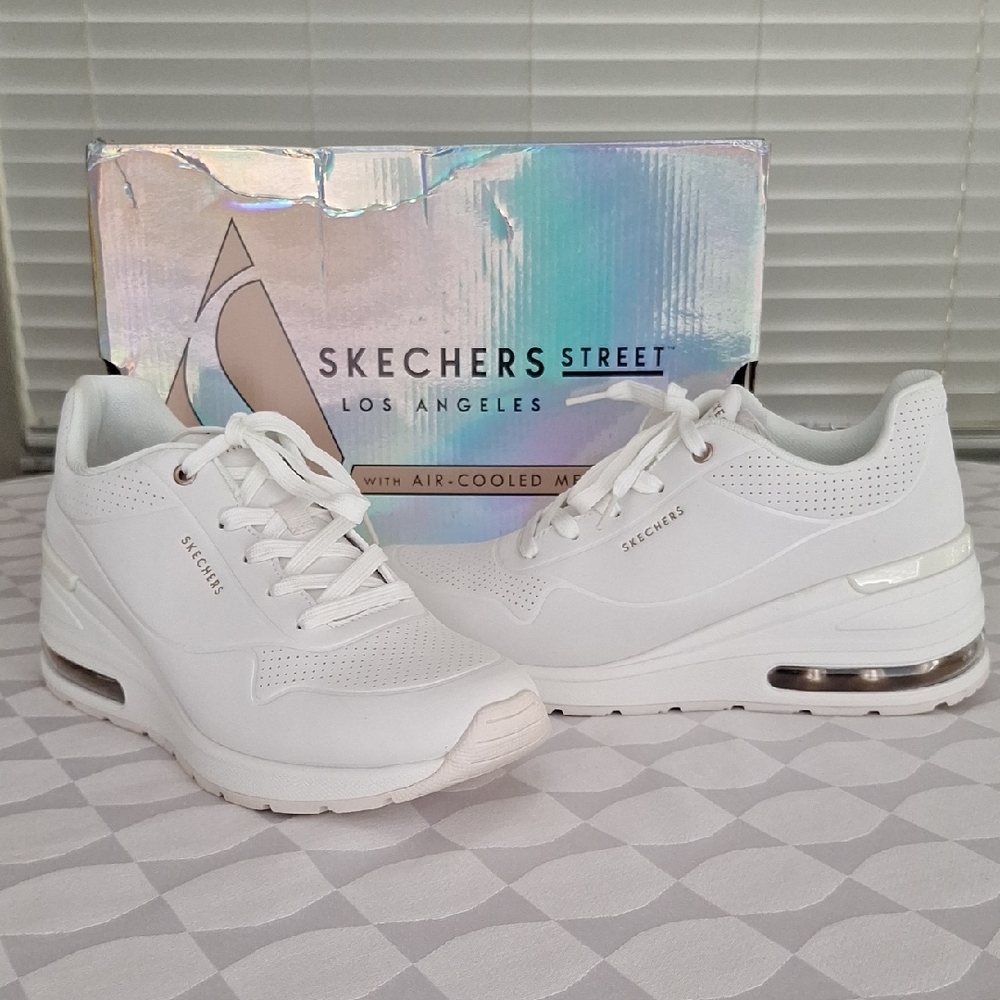Skechers White Sneakers with Cushioned Sole and Minimalist Design